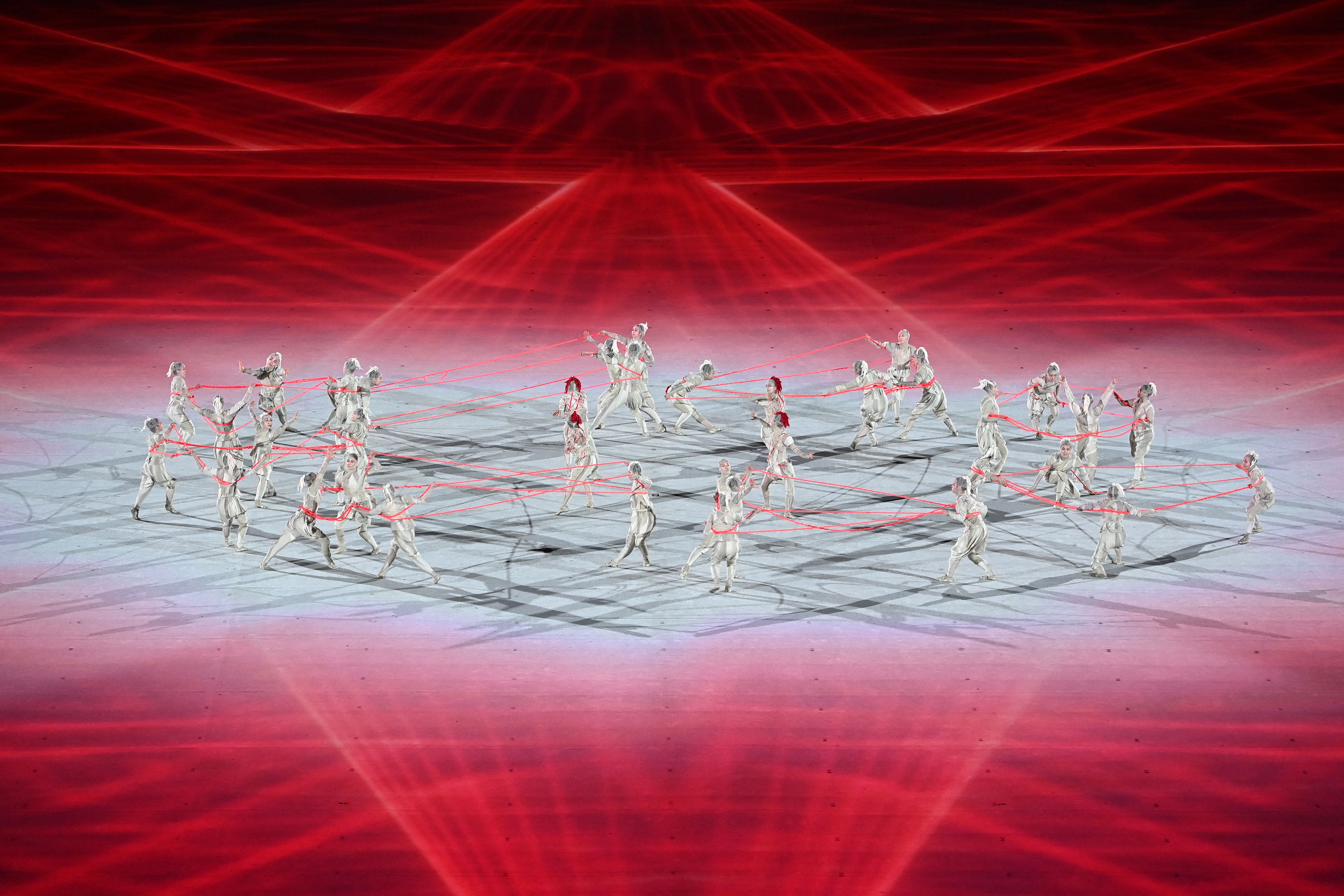 东京奥运开幕式表演分为多个环节，图为利用投射技术，舞者在开幕式上表演。（法新社照片）