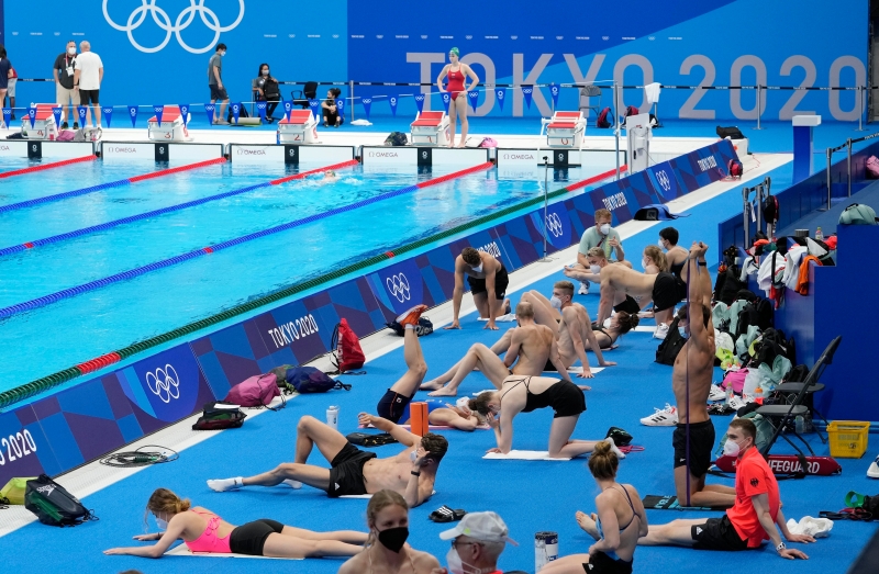 东京奥运会第2大赛项游泳赛（35金）24日展开争夺，各代表团选手都把握时间在东京水上运动中心备战。（美联社照片）