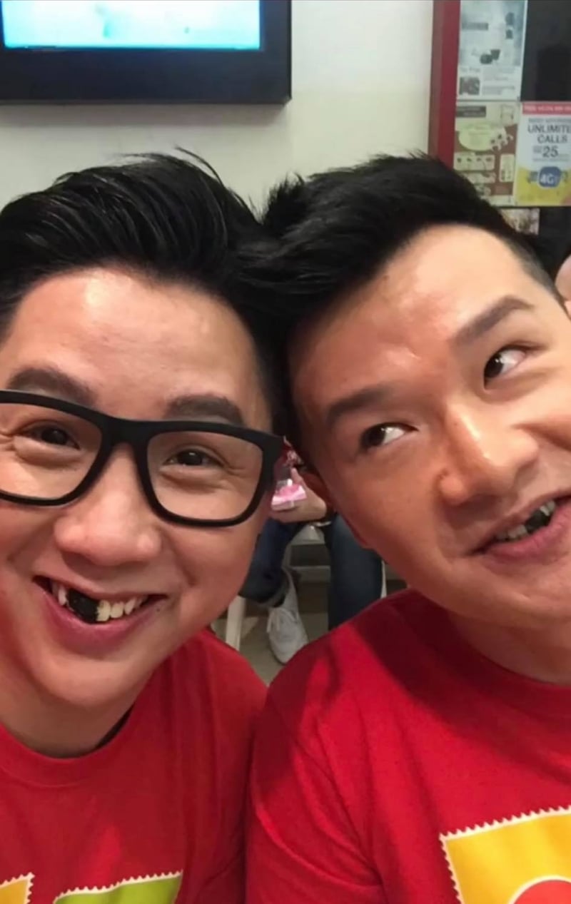 辛伟廉分享和昔日拍档唐玮颜的搞怪照片。