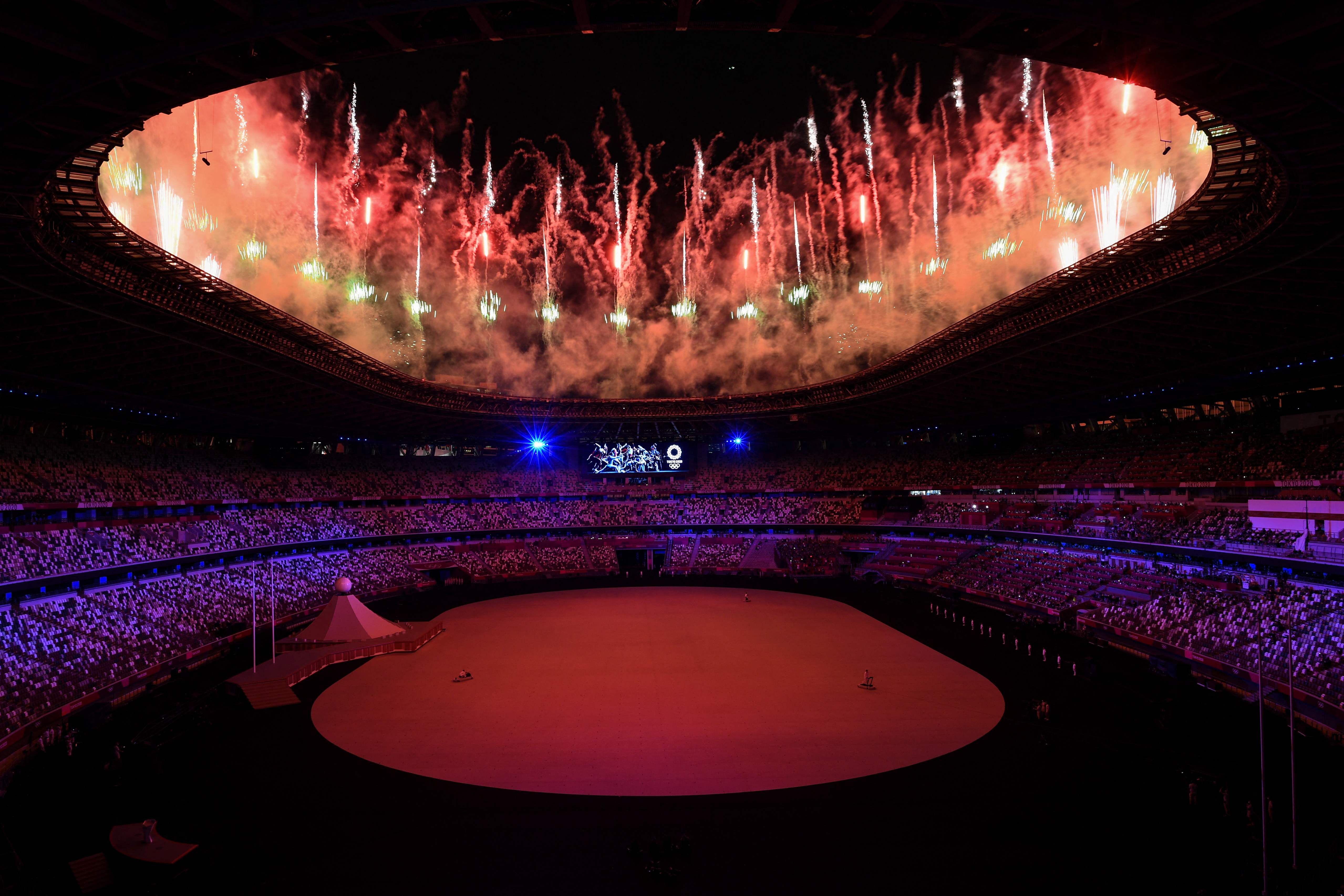东京奥运正式开幕的历史性一刻，奥林匹克体育场上空周围燃放五彩缤纷的烟花，也点燃了运动员追逐梦想的心。（法新社照片）