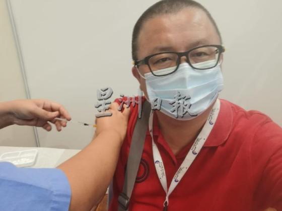 在亚罗士打苏丹阿都哈林体育馆疫苗接种中心，本报高级记者黄荣文也获允自拍接种的完整证据。