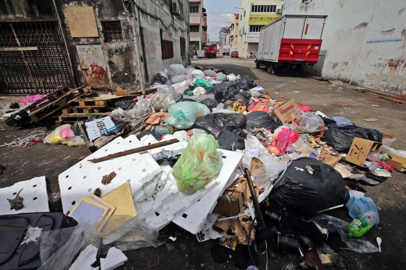 鸿图园轻工业区的后巷沦为垃圾巷，卫生环境糟糕。
