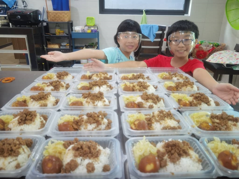 小兄妹谢军赫与谢语宁联手筹备长达7天的爱心午餐盒计划，坚持亲历亲为。