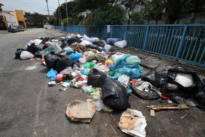 鸿图园轻工业区的垃圾未获得妥善处理，到处可见随地丢弃的垃圾堆。