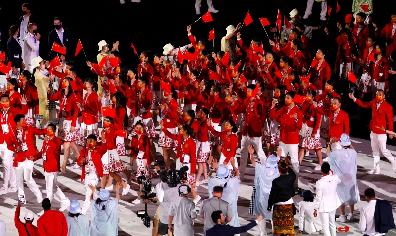 在东京奥运会开幕式，中国队进场。（图：欧新社）