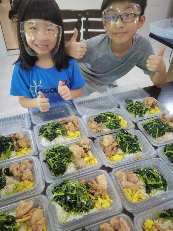 日式滑鸡、菜脯蛋、清炒番薯叶，小兄妹全程参与制作，希望能为有需要的家庭填饱肚子。