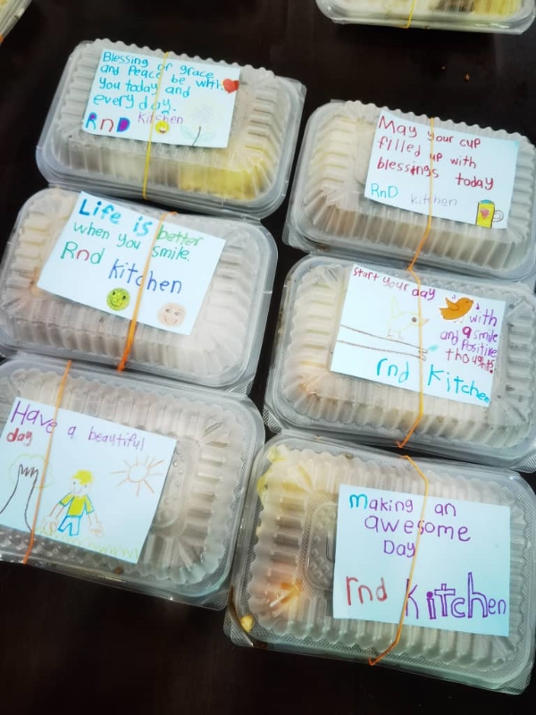 爱心午餐盒承载了小朋友的善心，让人吃了暖心又暖胃。