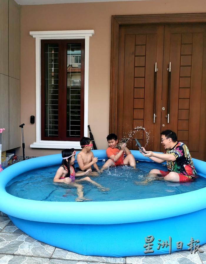 在屋前放置小“泳池”，让小朋友们玩水嬉戏，即可消暑也能促进亲子乐。