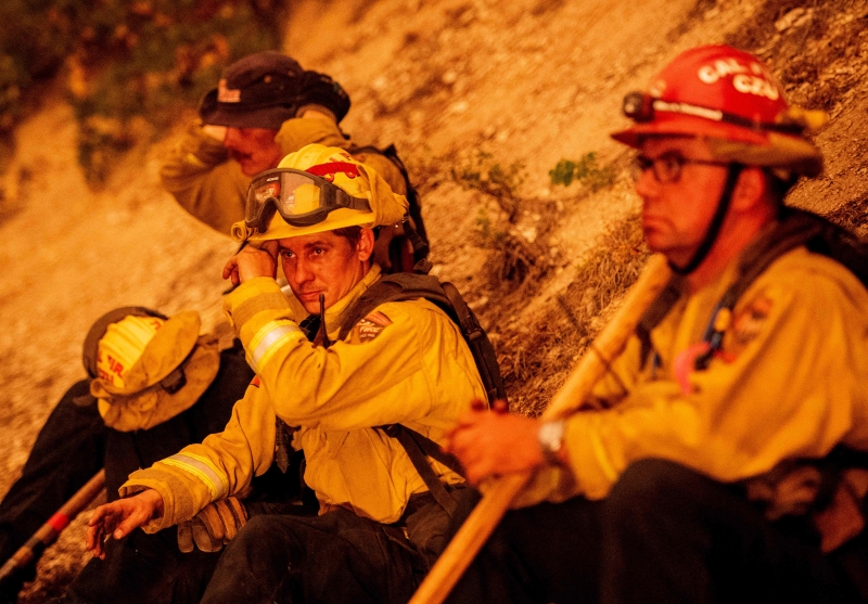 在扑灭火势之余，消拯人员也需要喘一口气、养精蓄锐。 (法新社图片)