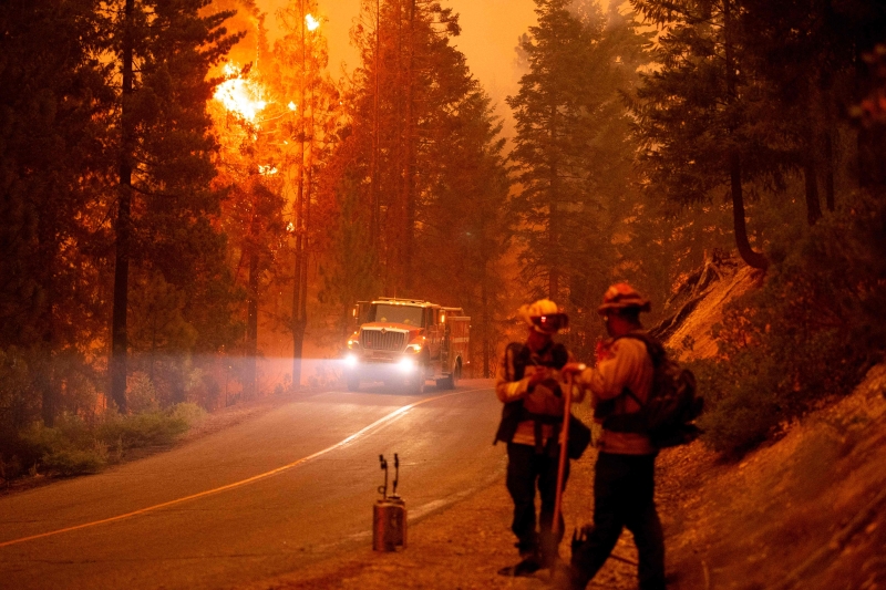 漫天的火势，将野火肆虐的现场映照成一片可怕的景象。(法新社图片)