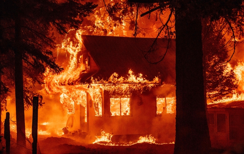 在野火中熊熊燃烧的民宅，画面让人望而却步。（法新社图片）
