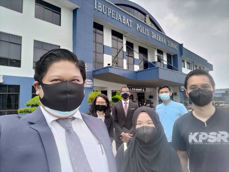 3名出席昨日车队抗议活动（KONVOI #LAWAN）的青年在3名律师陪同下抵达雪邦警区总部录口供。（照片取自Demokrat Kebangsaan #Lawan 推特）