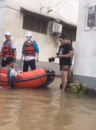 网上流传一张王一博站在救生艇内，旁边一名男子手上拿着像摄影机的物体的照片，质疑王一博参与救灾活动是作秀。

