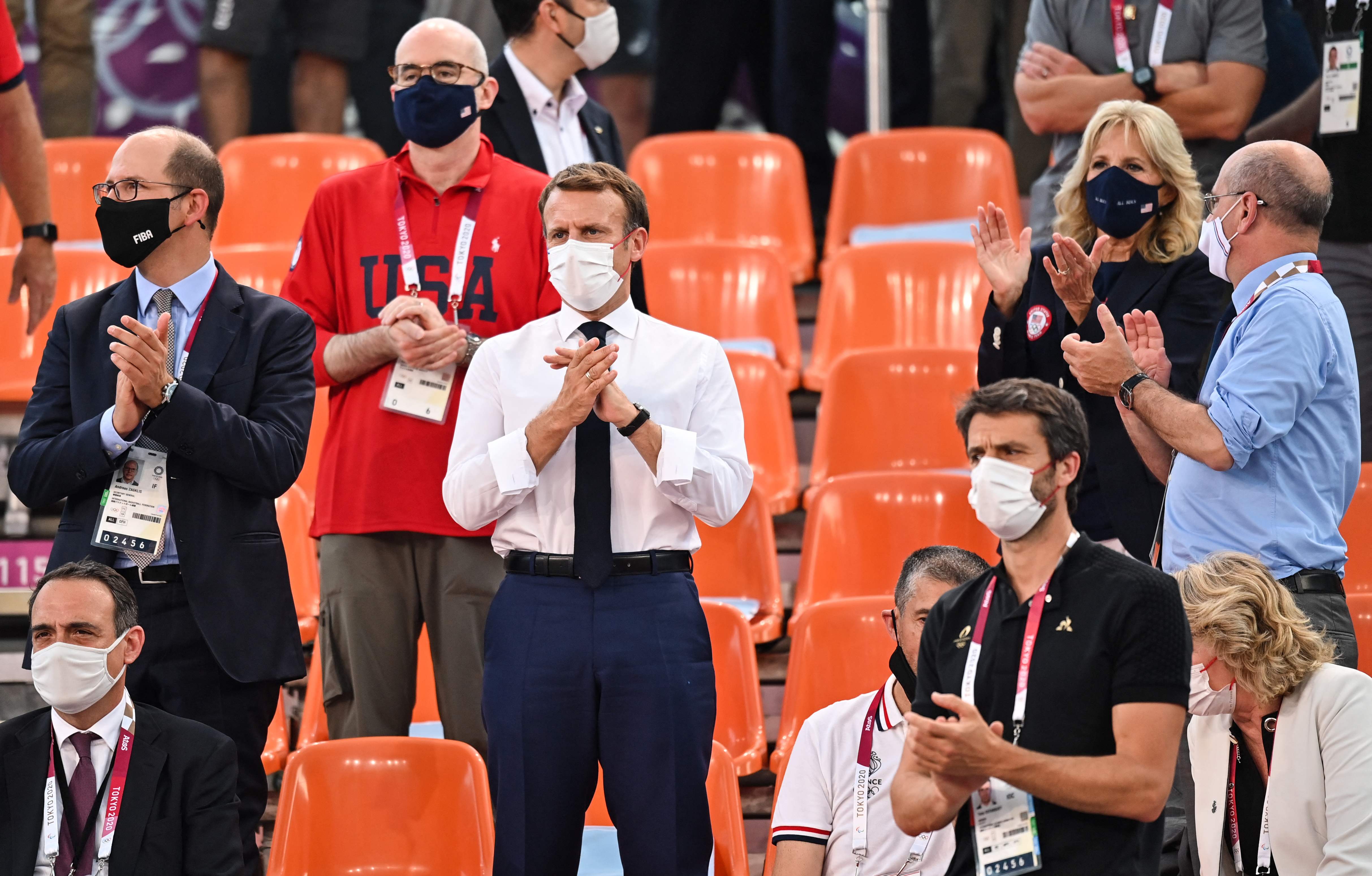 法国总统马克龙（中）透露，2024年巴黎奥运开幕式将在塞纳河举行，图为他与美国第一夫人吉尔·拜登（右二）等官员观看东京奥运篮球赛。 （法新社照片）

