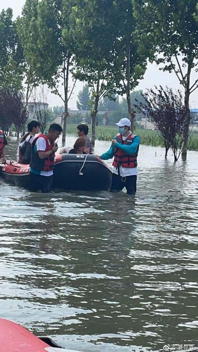 王一博让救助者坐在救生艇内，他和救难队员一起涉水。

