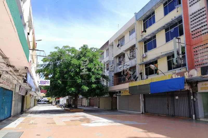 新苏兰街道一片冷清。 新苏兰街道一片冷清。