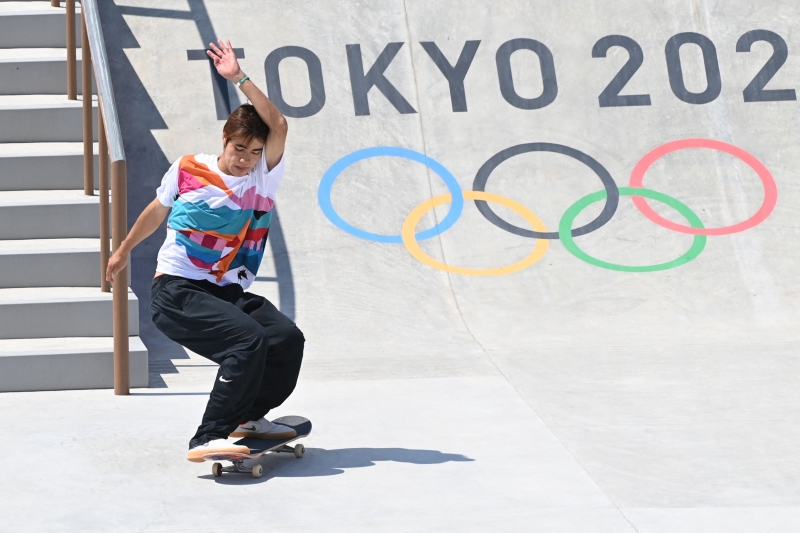 东道主22岁选手堀米雄斗在届东京奥运会的新增项目滑板赛的男子街头赛摘金，他也成为奥运历史上首个夺得滑板赛金牌的选手。（法新社照片）

