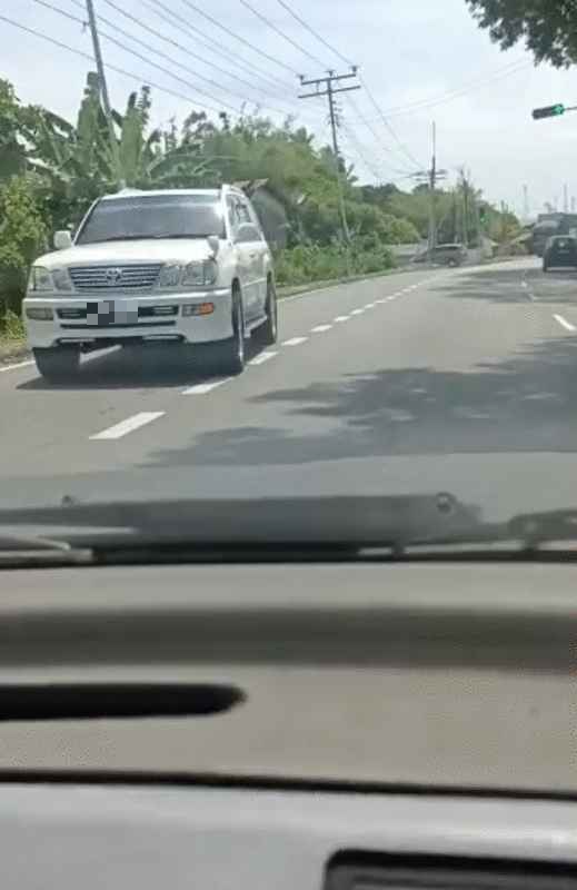 社交媒体及WhatsApp近日疯传，一辆白色休旅车在马路上大耍“倒退行驶”特技。