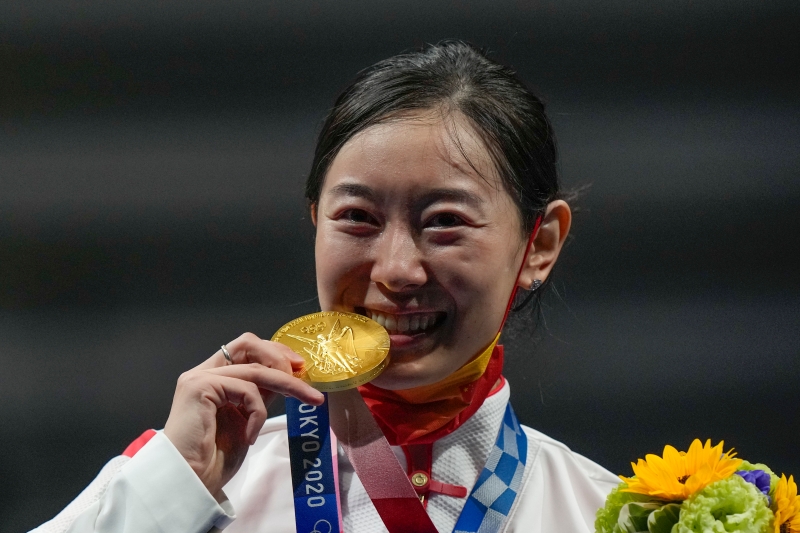 孙一文于女子重剑个人决赛勇夺金牌，为连续3届奥运在该赛项夺铜的中国取得重大突破。图为孙一文咬金庆祝。（美联社照片）