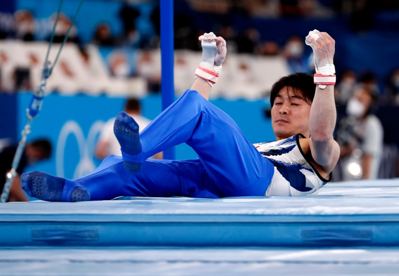 内村航平在东京奥运会的单杠项目中出现掉杠失误，导致无缘决赛，而由于他在本届赛会只参加一个项目，这意味着昔日的“全能王”在自家门口提前结束了东京奥运之旅。（欧新社照片）

