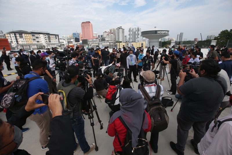 大批媒体到来追访吉隆坡中央医院“合约医生罢工”课题活动。