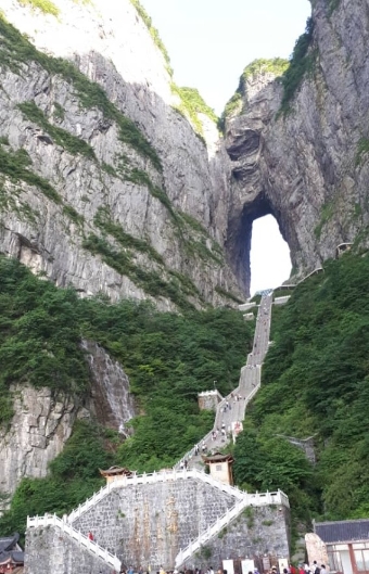 闻名于世的天门山国家森林公园自然奇观“天门洞”是天然穿山溶洞。

