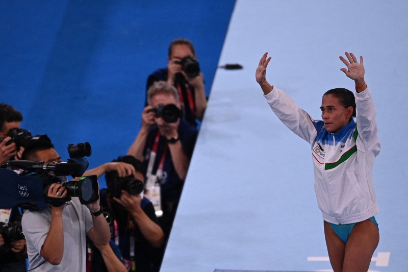 史上年纪最大的在役体操运动员丘索维金娜完赛的一刻，台下的镁光闪烁，许多人为这一传奇的毅力报以掌声。（法新社照片）