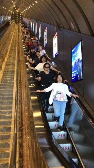 贯串于天门山隧道，全长897米的电动扶梯。


