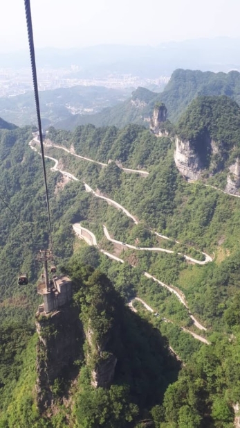 张家界天门山世界上最长的高山缆车索道。

