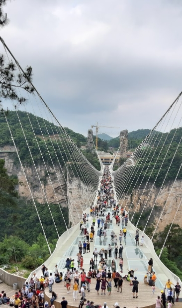 令人无法想像玻璃吊桥，要筑造钢索在桥面两端的岩石峭壁，是艰巨浩大的工程。

