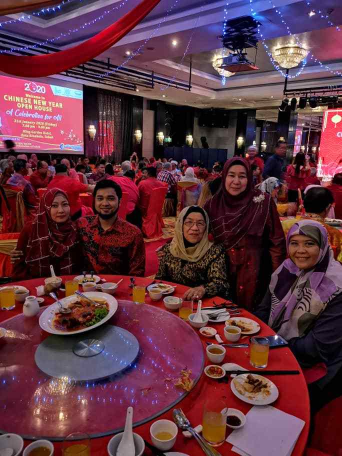 不同种族的亲友出席马来西亚华裔穆斯林协会沙巴分会新春大团拜，同欢共庆。
