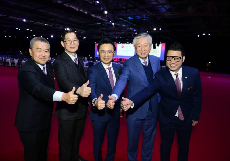 2019年，卢成全（右二）和中总代表出席英国伦敦召开的第十五届世界华商大会，并成功申办“第十六届世界华商大会”。左起为陈镇明、林宽城、戴良业及李炯良（右一）。
