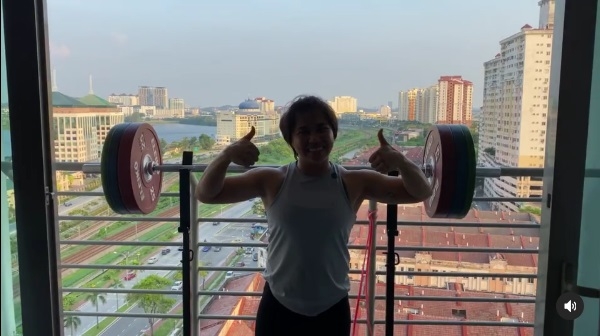 让人难以想象的是，迪亚兹竟然能在吉隆坡的公寓阳台中训练举重。（迪亚兹IG视频截图）