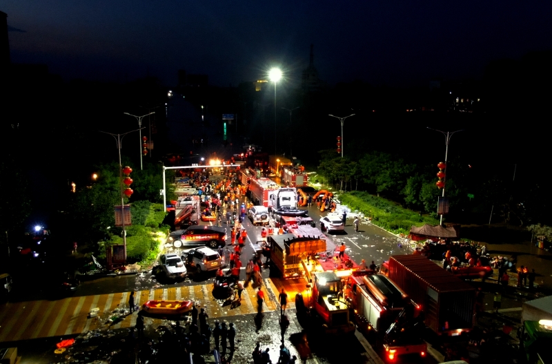 救援人员“挑灯夜战”持续救援工作。