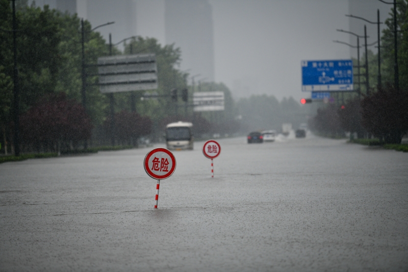 郑州7月20日一场暴雨，造成郑州市区严重内涝，市内交通中断，多处小区停水停电。