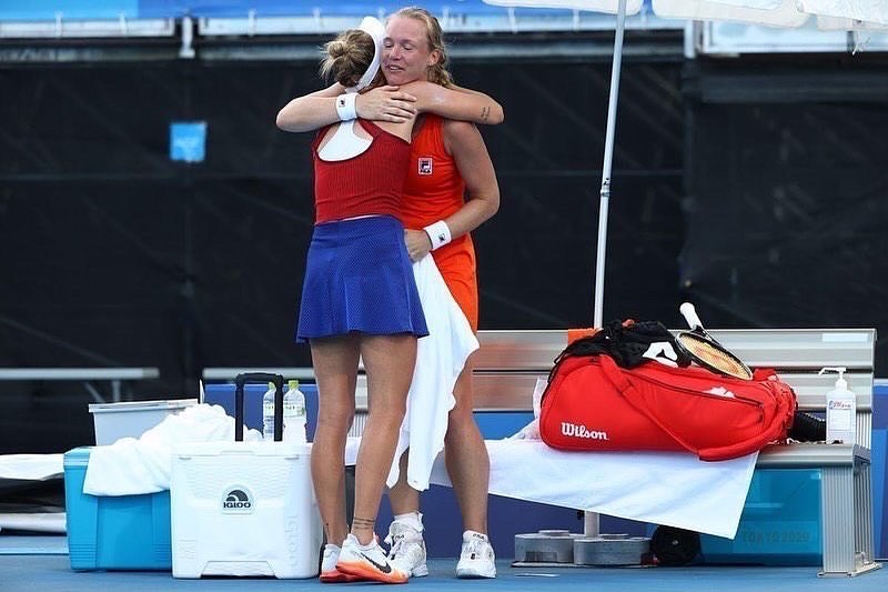 荷兰在男双球员染疫后弃战东奥网球混双，也宣告贝腾丝（右）就此退役。图为贝腾丝于女单出局后获对手万卓索娃拥抱致意。（贝腾丝IG图）
