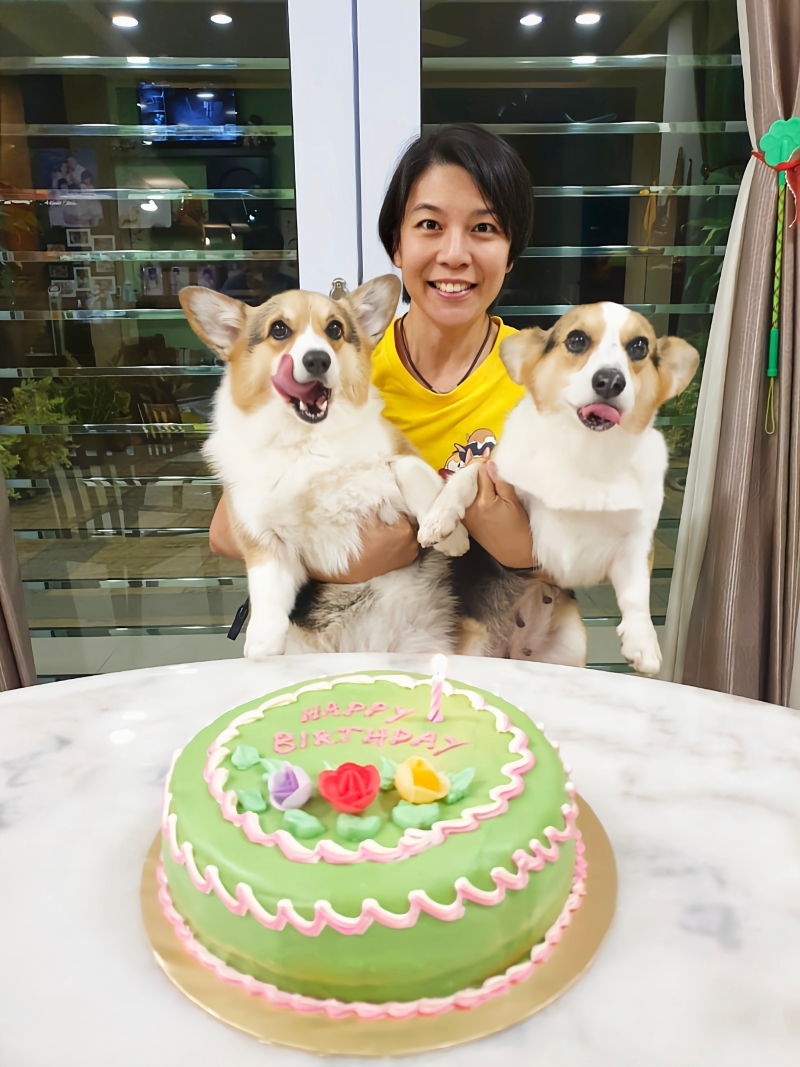 除了有家人的陪伴,还有两只可爱的爱犬随行,一起共度黄诗凌的生日。