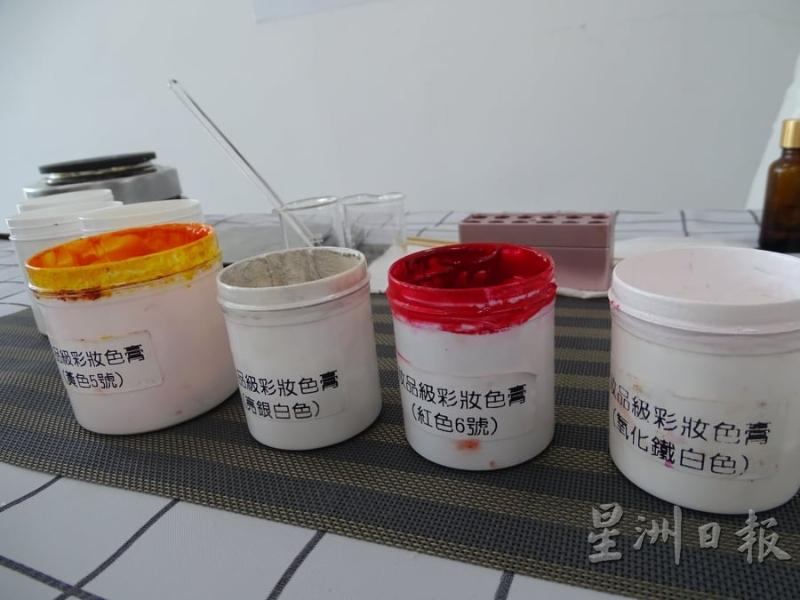 黄佩杏所使用的矿物色膏是从台湾带进来的，颜色均匀。