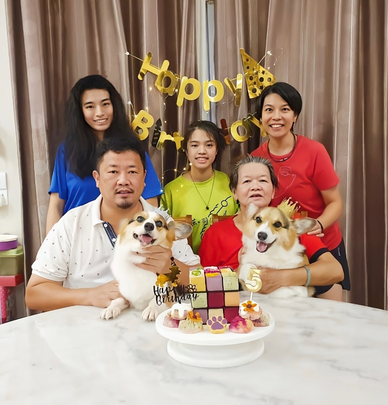 黄诗凌(后右)与家人共同为爱犬搞生日派对。 黄诗凌(后右)与家人共同为爱犬搞生日派对。