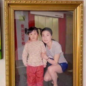 5岁的张家齐在国家体育总局训练馆偶遇郭晶晶，拍下了照片。（微博照片）