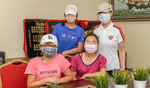 The four women from China have put up a white flag for help.