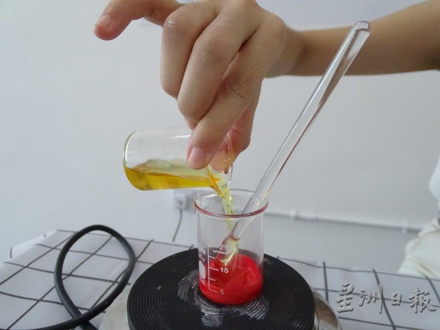 颜色调配好后，把融化的油蜡倒入颜料的烧杯中研磨均匀。