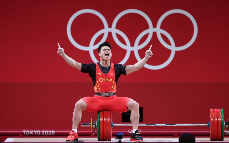 中国选手石智勇在东京奥运会举重项目男子73公斤级决赛中，夺得冠军。（新华社照片）