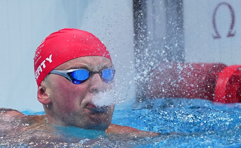 7月26日，在东京水上运动中心举行的东京奥运会游泳比赛男子100米蛙泳决赛中，英国选手亚当·皮蒂夺得冠军。（新华社照片）