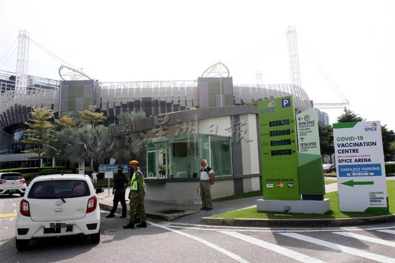 槟城国际会展中心8月3日开放让仍未获得预约的乐龄人士直接登门接种疫苗。