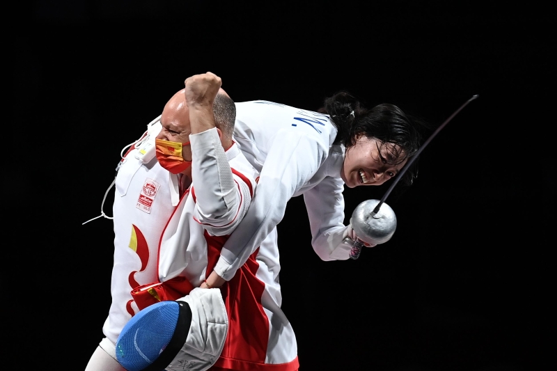 东京奥运会击剑项目女子个人重剑决赛中，中国选手孙一文以11比10战胜罗马尼亚选手波佩斯库，夺得冠军。（新华社照片）