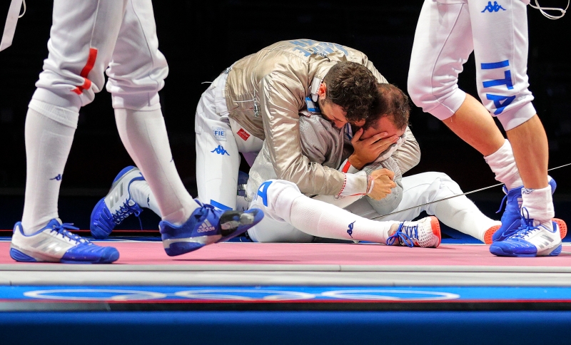 7月28日，在东京奥运会击剑项目男子佩剑团体半决赛中，意大利队战胜匈牙利队。两人抱头激动大哭。（新华社照片）