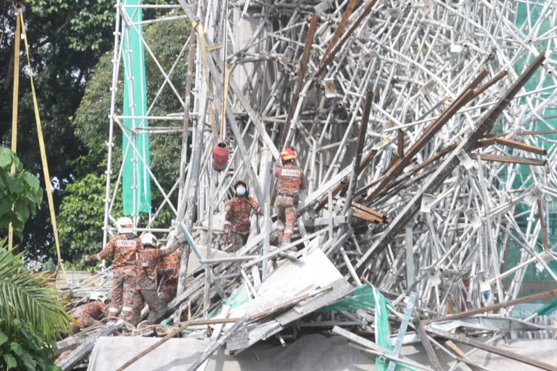 消拯员正竭尽所能，要救出被埋困在废墟中的一名孟籍外劳。


