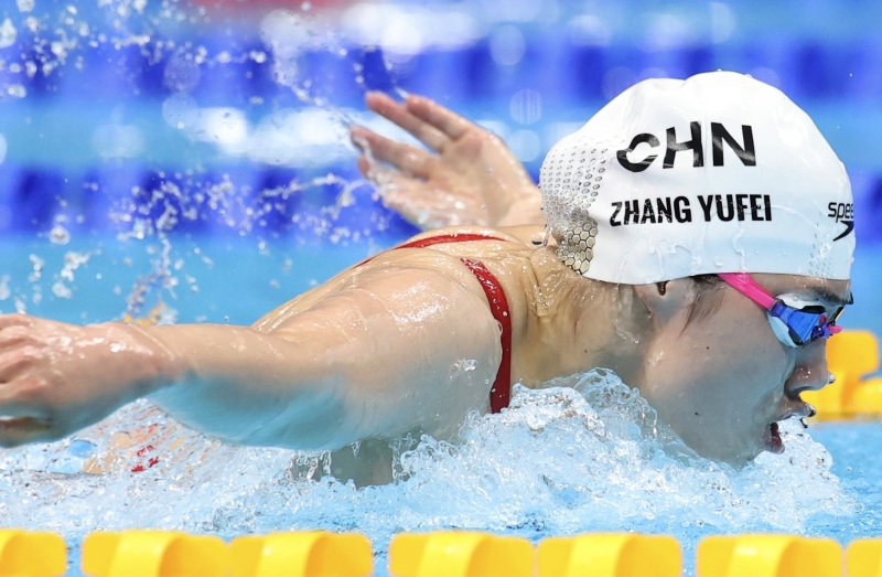 在东京奥运会女子200米蝶泳决赛中，中国选手张雨霏夺得冠军。（新华社照片）