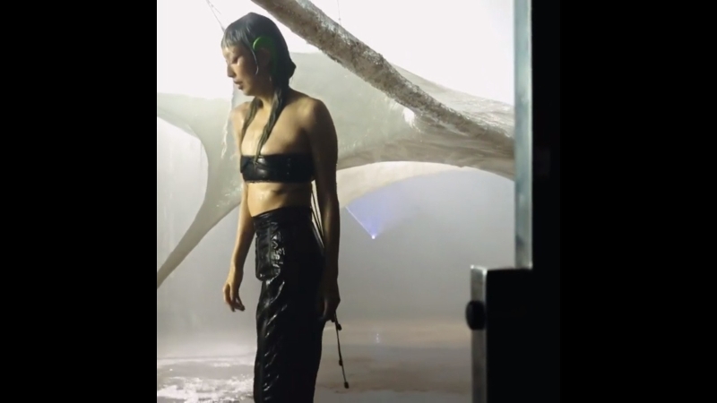 郑秀文公开MV淋雨花絮，表示她当时已经快要耗尽体力。